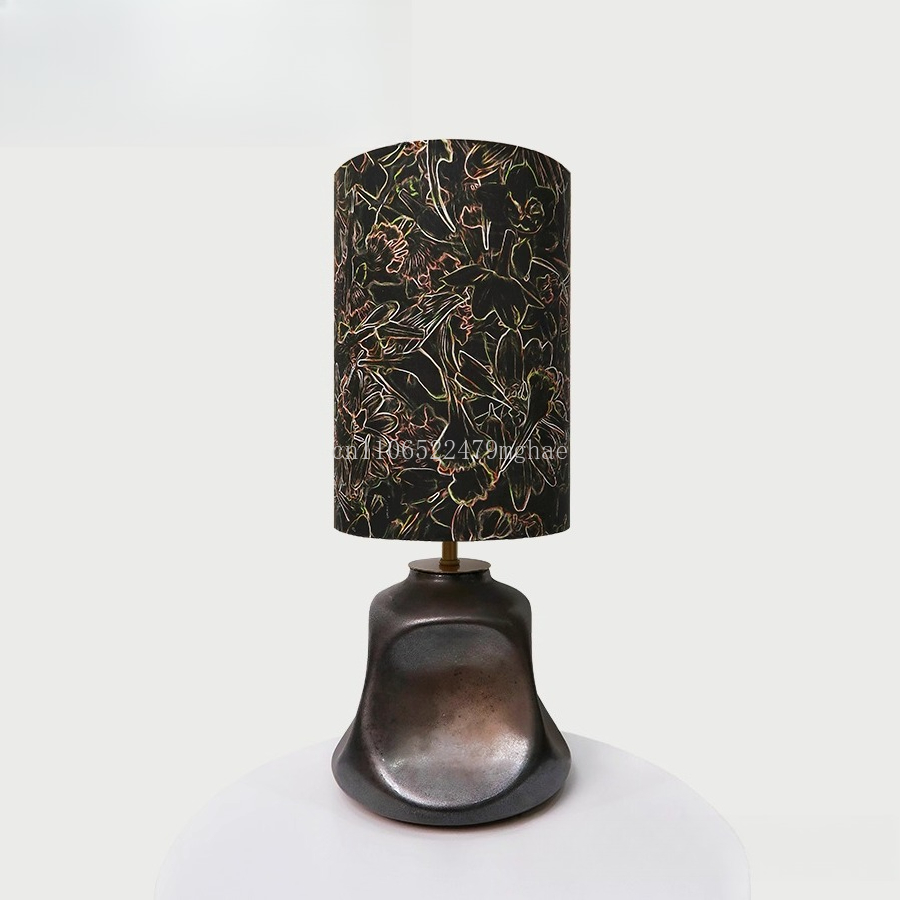 Century Textile & Sewing Supply Photos - Lámpara de mesa de tela dorada